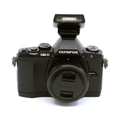 Occasion OLYMPUS OM-D E-M5 + Lumix G Vario 12-32mm f/3.5-5.6 ASPH