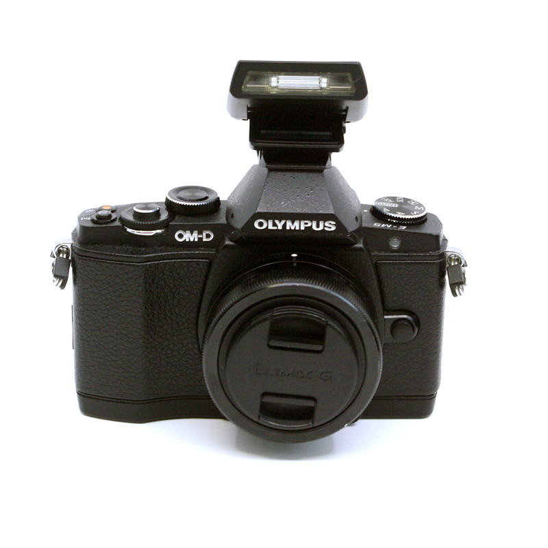 Occasion OLYMPUS OM-D E-M5 + Lumix G Vario 12-32mm f/3.5-5.6 ASPH