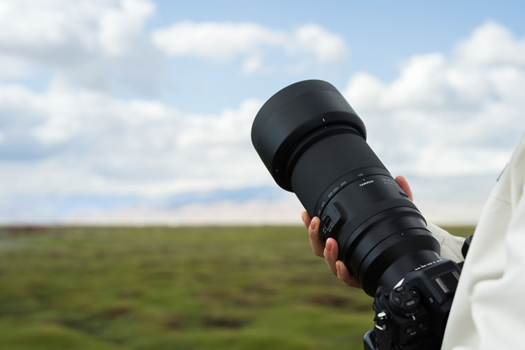 L'objectif Tamron 150-500 est léger et portable