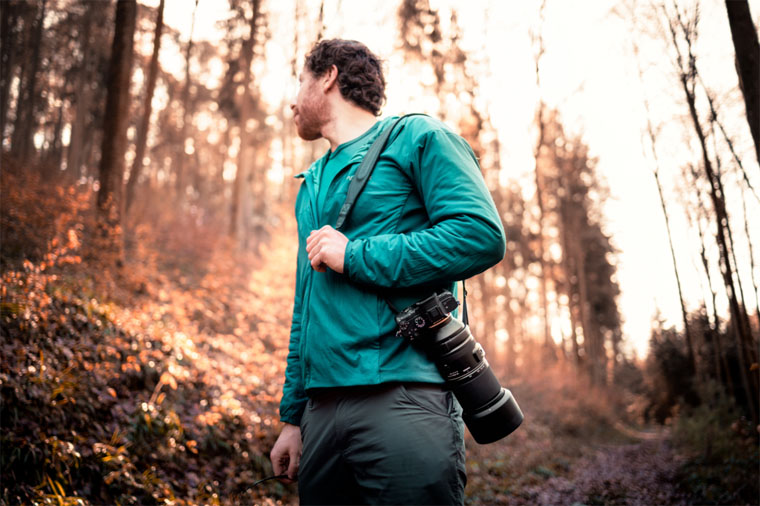 Le collier de pied du Tamron 150-500 possède des trous de fixation pour une sangle