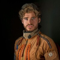 Photo Chris Raphael - Actor dressed as pilot poses for the camera