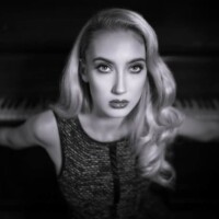 Photo Terry Donnelly - Portrait of a lady leaning against a piano keyboard
