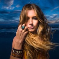 Photo Terry Donnelly - Wideangle portrait of a lady on a beach at dusk