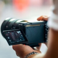 Le ZV-E1 est équipé d'un écran tactile inclinable