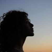 Portrait pris avec l'appareil photo hybride APS-C Sony Alpha 6700