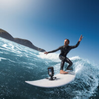 L'action cam DJI Osmo Action 4 est idéale pour les prises de vues sur une planche de surf